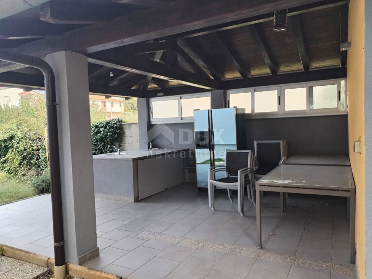 ISTRIA, PULA - Appartamento nel seminterrato 128m2 con giardino e cucina estiva!