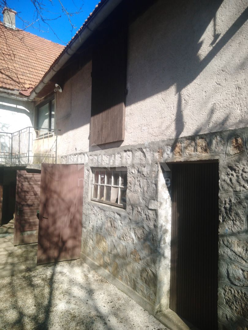 GORSKI KOTAR, RAVNA GORA - Casa indipendente con garage, annessi, frutteto e ampio terreno