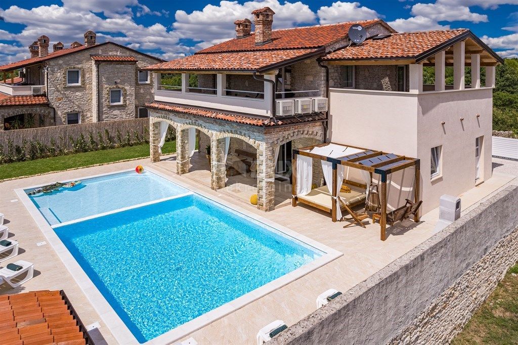 ISTRIA, SVETVINČENAT - Villa in pietra recentemente adattata con piscina