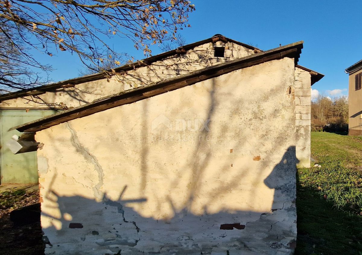 ISTRIA, PAZIN - Casa con ampio terreno ad uso sportivo, edile e agricolo con vista panoramica