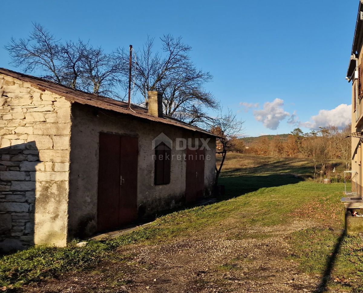 ISTRIA, PAZIN - Casa con ampio terreno ad uso sportivo, edile e agricolo con vista panoramica