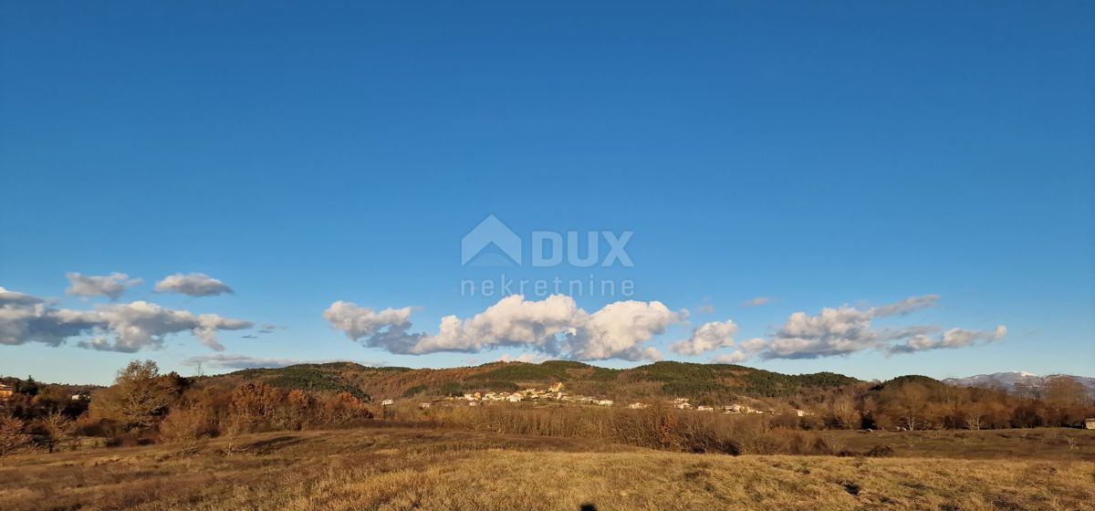ISTRIA, PAZIN - Casa con ampio terreno ad uso sportivo, edile e agricolo con vista panoramica
