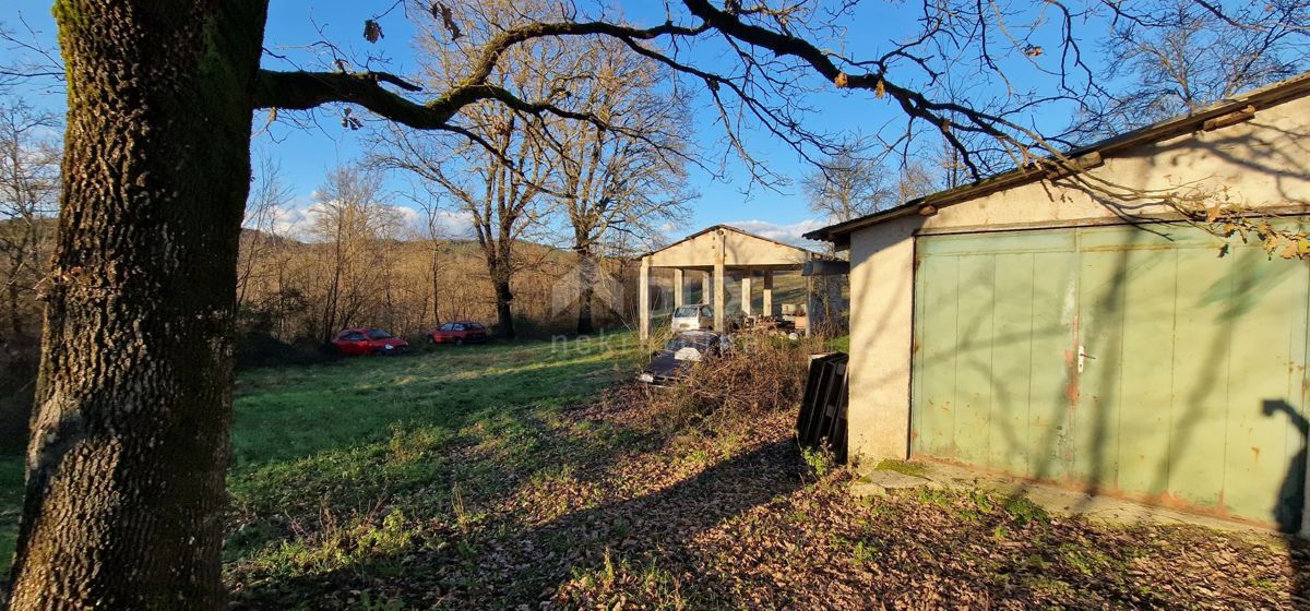 ISTRIA, PAZIN - Casa con ampio terreno ad uso sportivo, edile e agricolo con vista panoramica