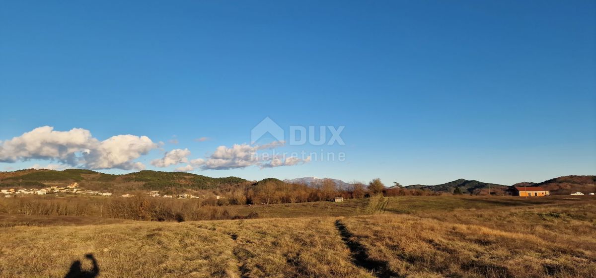 ISTRIA, PAZIN - Casa con ampio terreno ad uso sportivo, edile e agricolo con vista panoramica