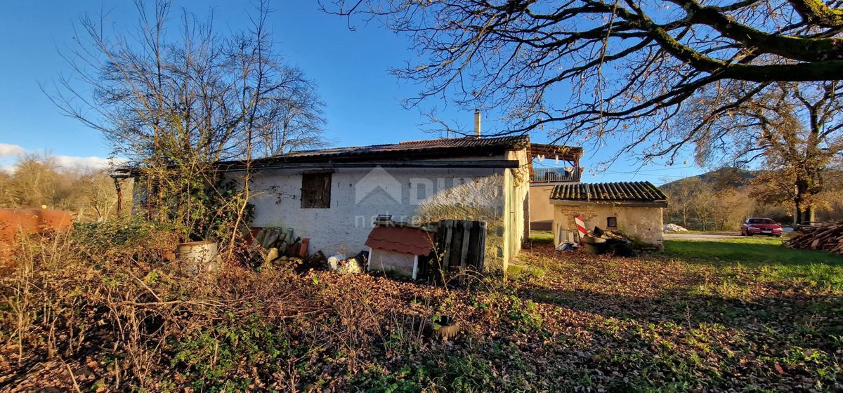 ISTRIA, PAZIN - Casa con ampio terreno ad uso sportivo, edile e agricolo con vista panoramica