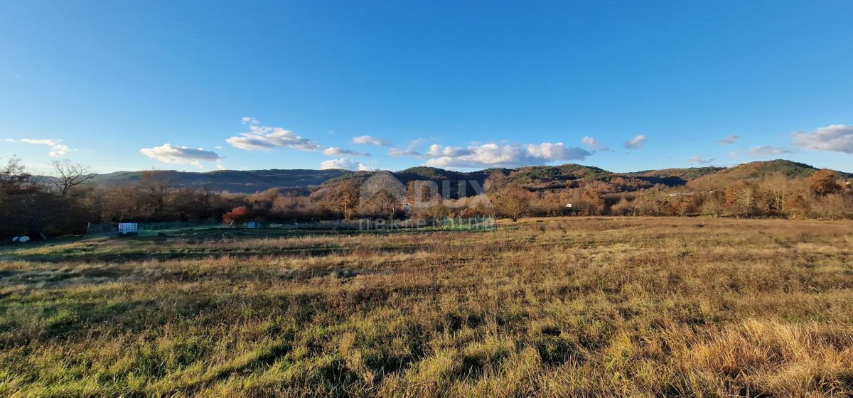 ISTRIA, PAZIN - Casa con ampio terreno ad uso sportivo, edile e agricolo con vista panoramica