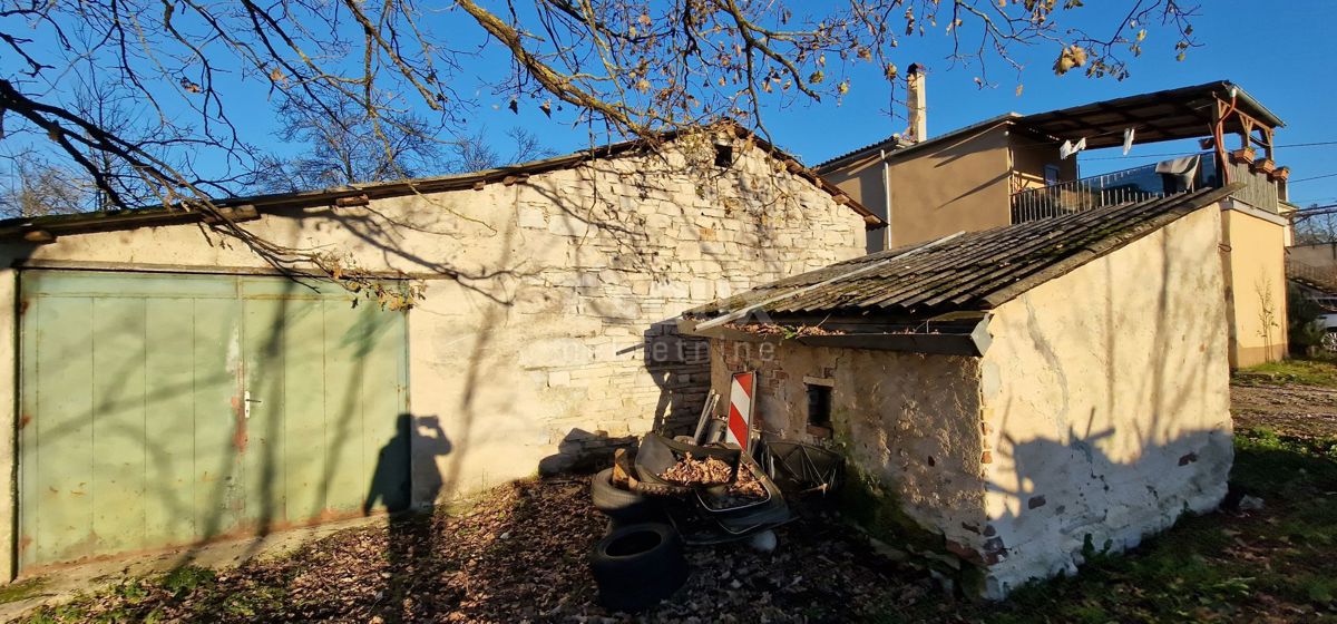 ISTRIA, PAZIN - Casa con ampio terreno ad uso sportivo, edile e agricolo con vista panoramica
