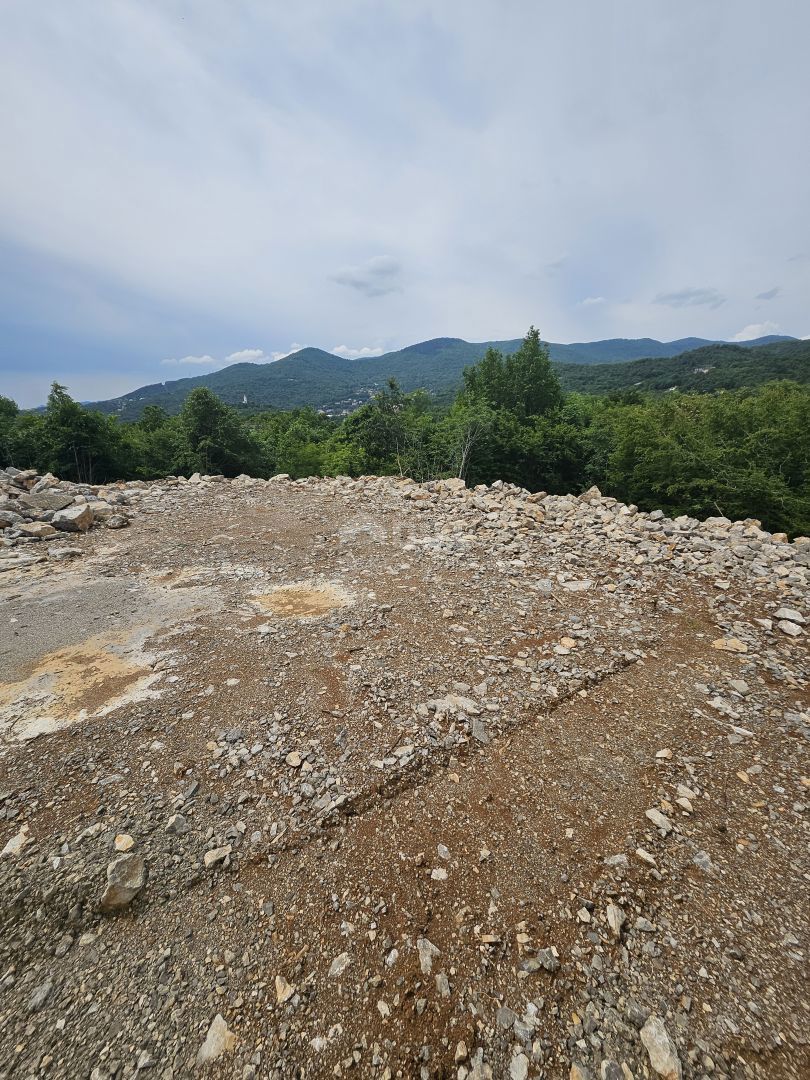 OPATIJA, MATULJI - terreno edificabile 2157m2 nella zona commerciale per locali commerciali/sala