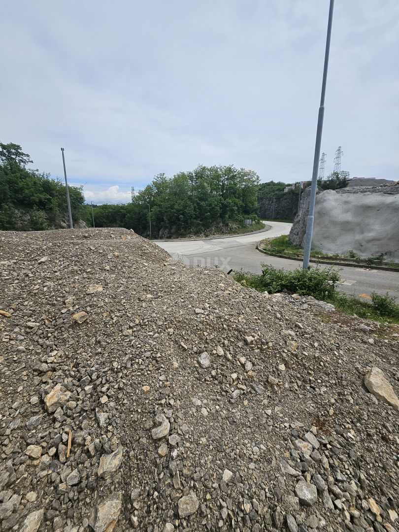 OPATIJA, MATULJI - terreno edificabile 2157m2 nella zona commerciale per locali commerciali/sala