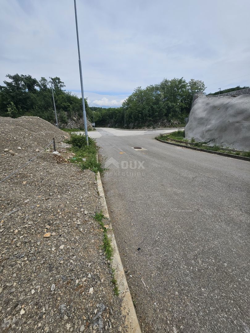 OPATIJA, MATULJI - terreno edificabile 2157m2 nella zona commerciale per locali commerciali/sala