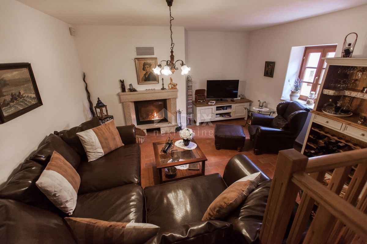 VINODOLSKA DOLINA, BRIBIR - Complesso di 2 ville, vigneto e campo da tennis!