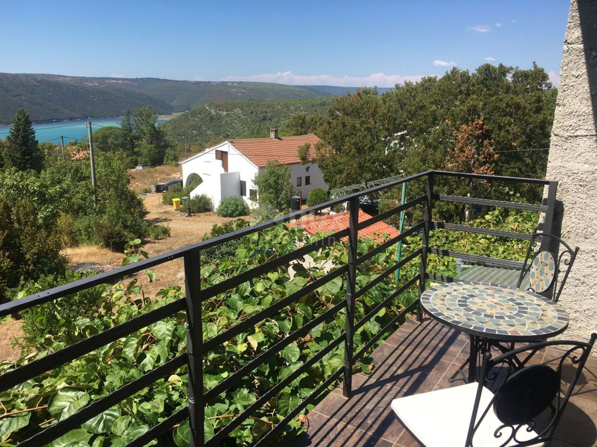 ISTRIA, ALBONA, DINTORNI - Casa bifamiliare con due appartamenti e ampio giardino, vista mare