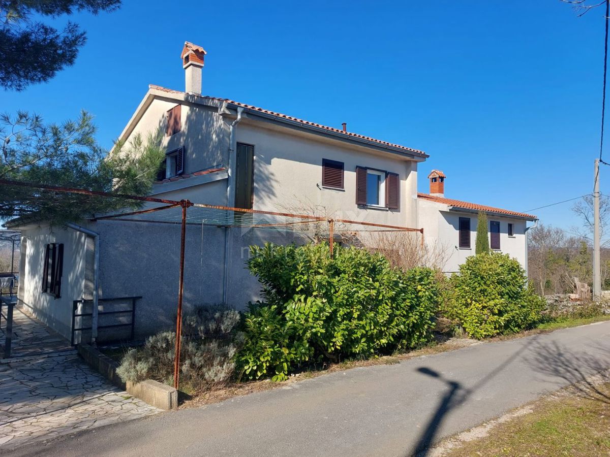 ISTRIA, ALBONA, DINTORNI - Casa bifamiliare con due appartamenti e ampio giardino, vista mare