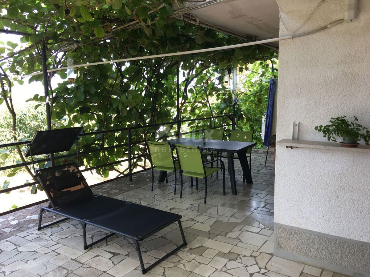 ISTRIA, ALBONA, DINTORNI - Casa bifamiliare con due appartamenti e ampio giardino, vista mare