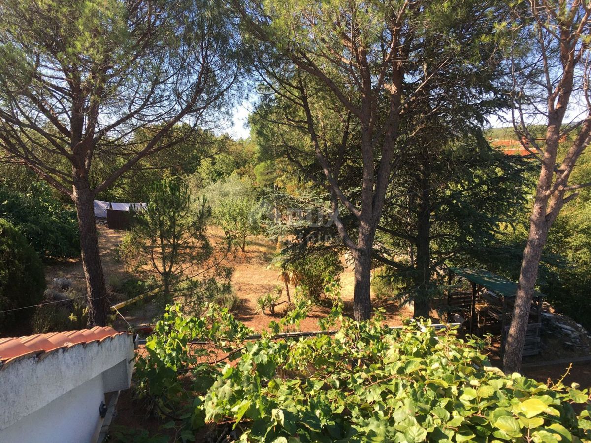 ISTRIA, ALBONA, DINTORNI - Casa bifamiliare con due appartamenti e ampio giardino, vista mare