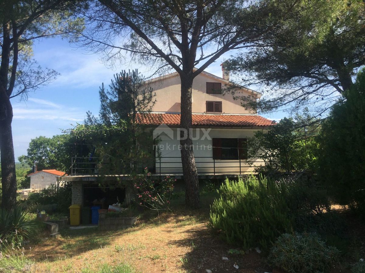 ISTRIA, ALBONA, DINTORNI - Casa bifamiliare con due appartamenti e ampio giardino, vista mare