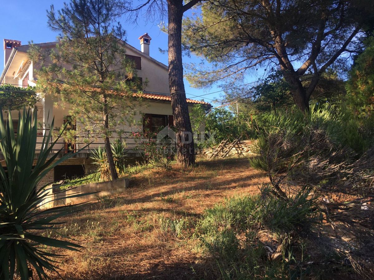 ISTRIA, ALBONA, DINTORNI - Casa bifamiliare con due appartamenti e ampio giardino, vista mare