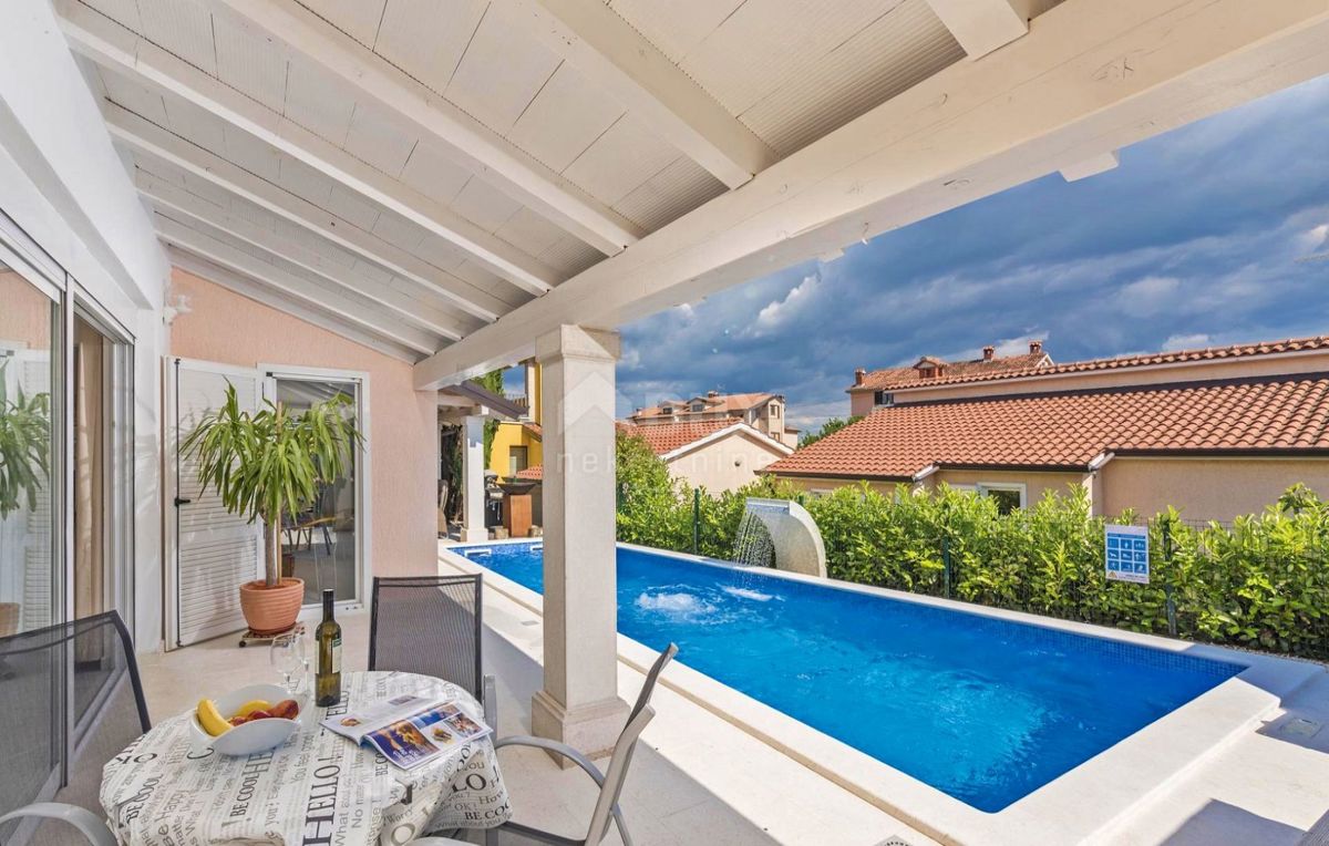 ISTRIA, PARENZO - Casa con piscina