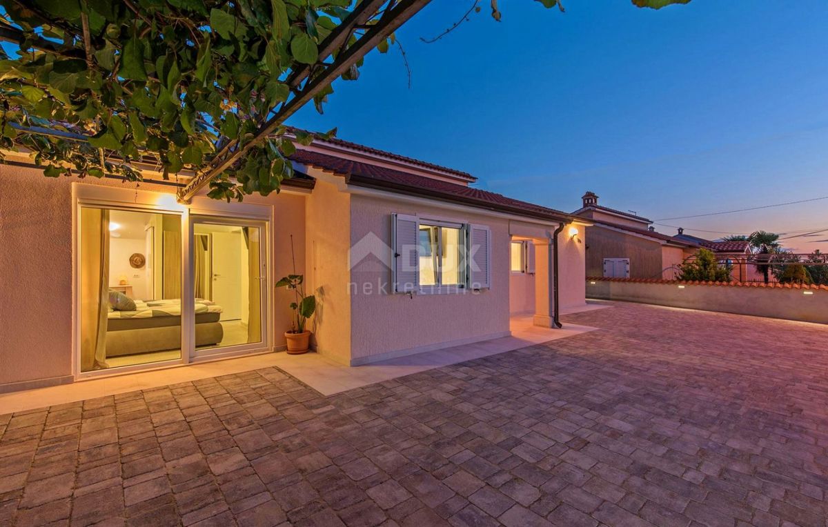 ISTRIA, PARENZO - Casa con piscina