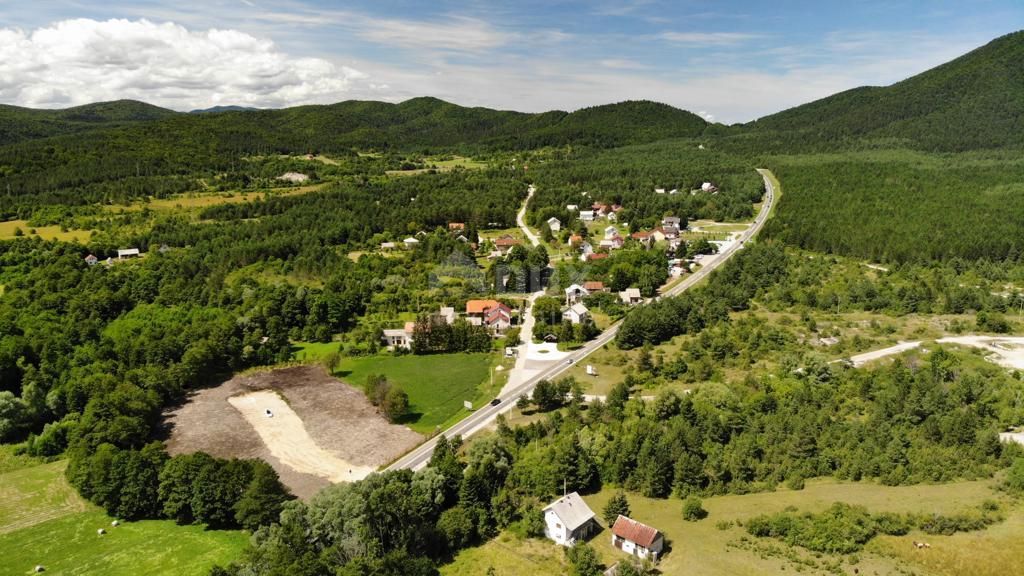 PLITVIČKA JEZERA - Terreno edificabile con permesso di costruire per sei case