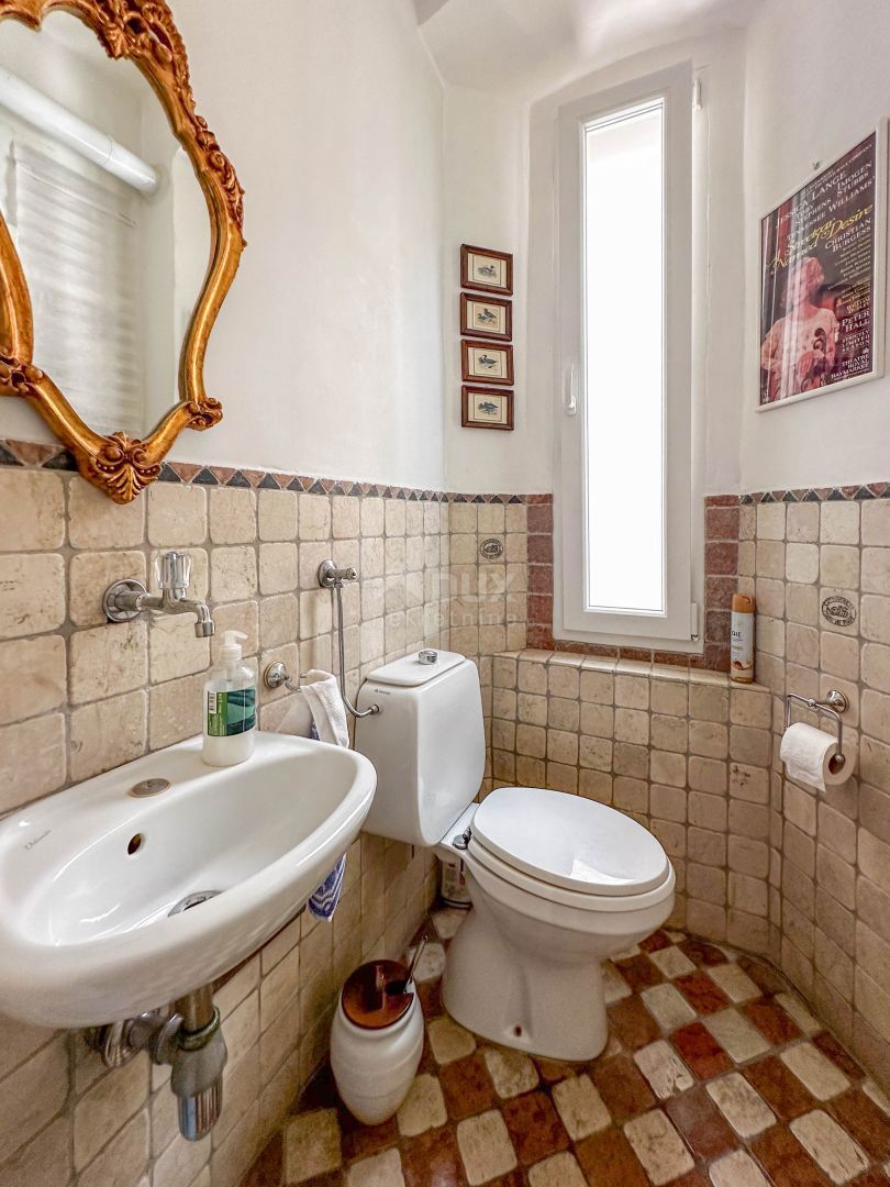 RIJEKA, CENTRO - appartamento, 4 camere da letto + bagno, 3° piano, ARREDATO MAESTRO!