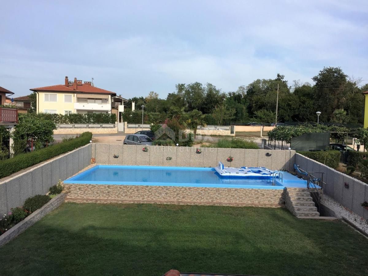 ISTRIA, UMAGO - Palazzina con piscina vicino al mare