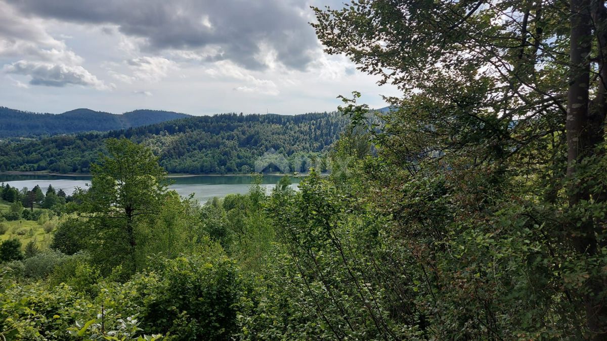 GORSKI KOTAR, FUŽINE - progetto unico nel cuore del Gorski kotar, terreno edificabile di 10.700 m2 per un complesso di ville vicino al lago, opportunità di investimento! 