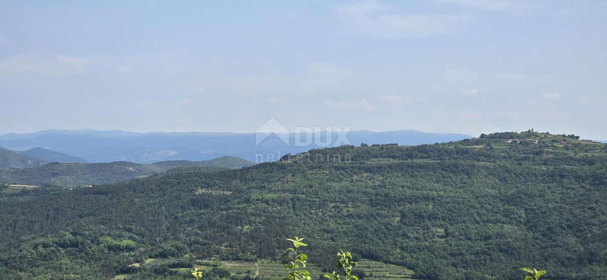 ISTRIA, MOTOVUN - Una terra magica con una vista panoramica mozzafiato! Osama!