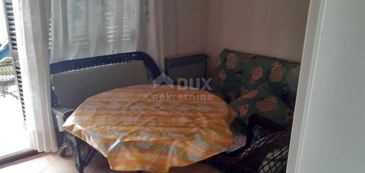 SMOKVICA - casa con 4 appartamenti, seconda fila al mare (50m), garage doppio 