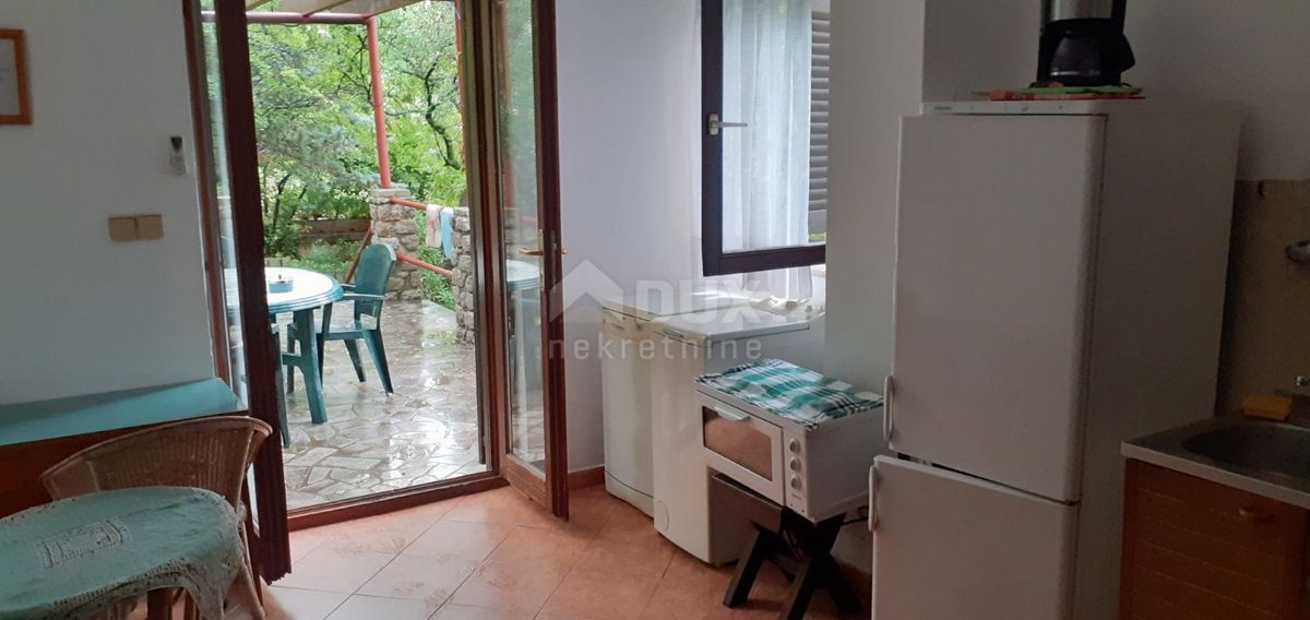 SMOKVICA - casa con 4 appartamenti, seconda fila al mare (50m), garage doppio 