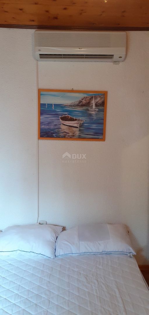 SMOKVICA - casa con 4 appartamenti, seconda fila al mare (50m), garage doppio 