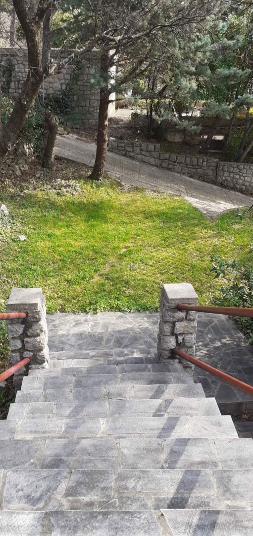 SMOKVICA - casa con 4 appartamenti, seconda fila al mare (50m), garage doppio 