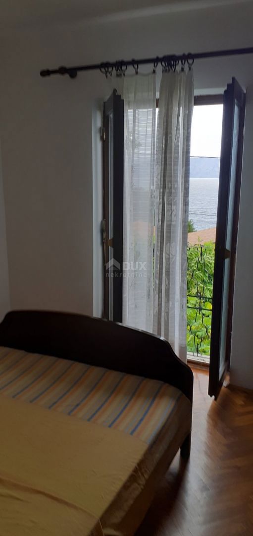 SMOKVICA - casa con 4 appartamenti, seconda fila al mare (50m), garage doppio 