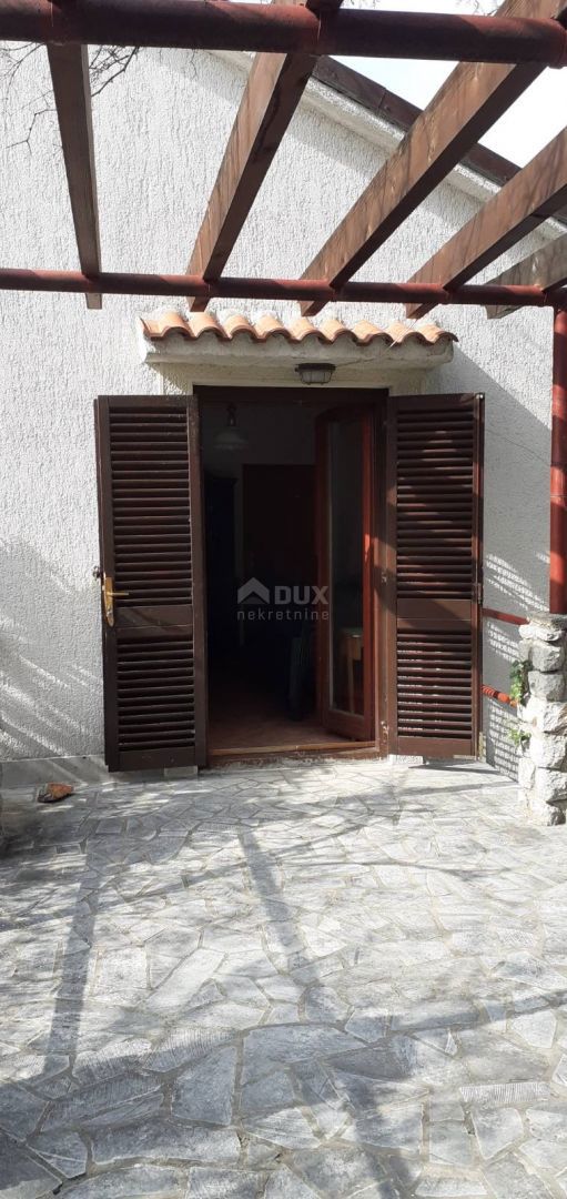 SMOKVICA - casa con 4 appartamenti, seconda fila al mare (50m), garage doppio 