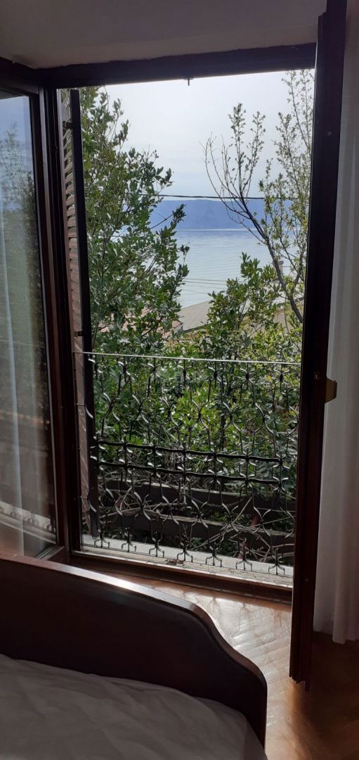 SMOKVICA - casa con 4 appartamenti, seconda fila al mare (50m), garage doppio 