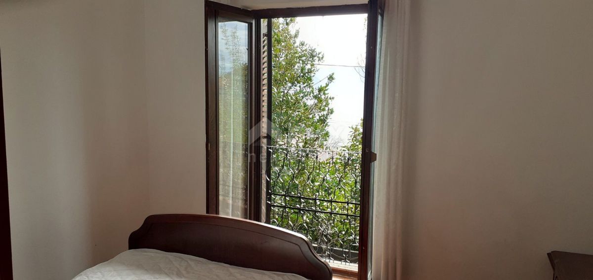 SMOKVICA - casa con 4 appartamenti, seconda fila al mare (50m), garage doppio 