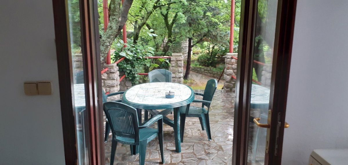 SMOKVICA - casa con 4 appartamenti, seconda fila al mare (50m), garage doppio 