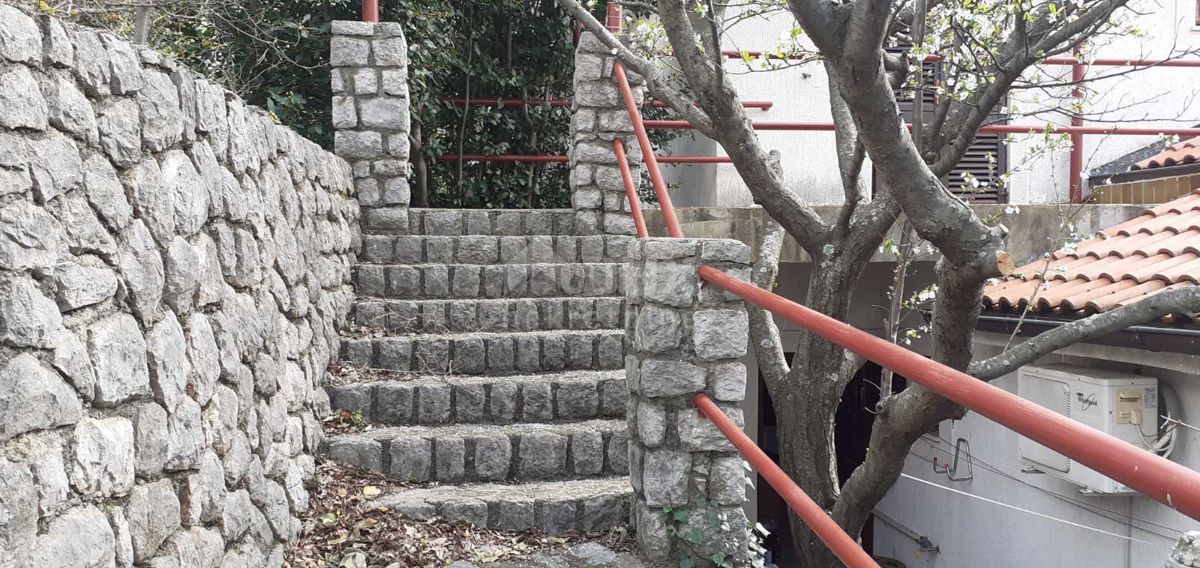 SMOKVICA - casa con 4 appartamenti, seconda fila al mare (50m), garage doppio 