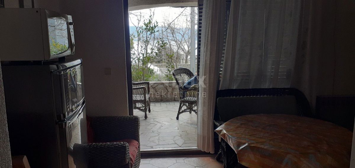 SMOKVICA - casa con 4 appartamenti, seconda fila al mare (50m), garage doppio 