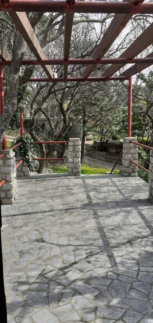 SMOKVICA - casa con 4 appartamenti, seconda fila al mare (50m), garage doppio 