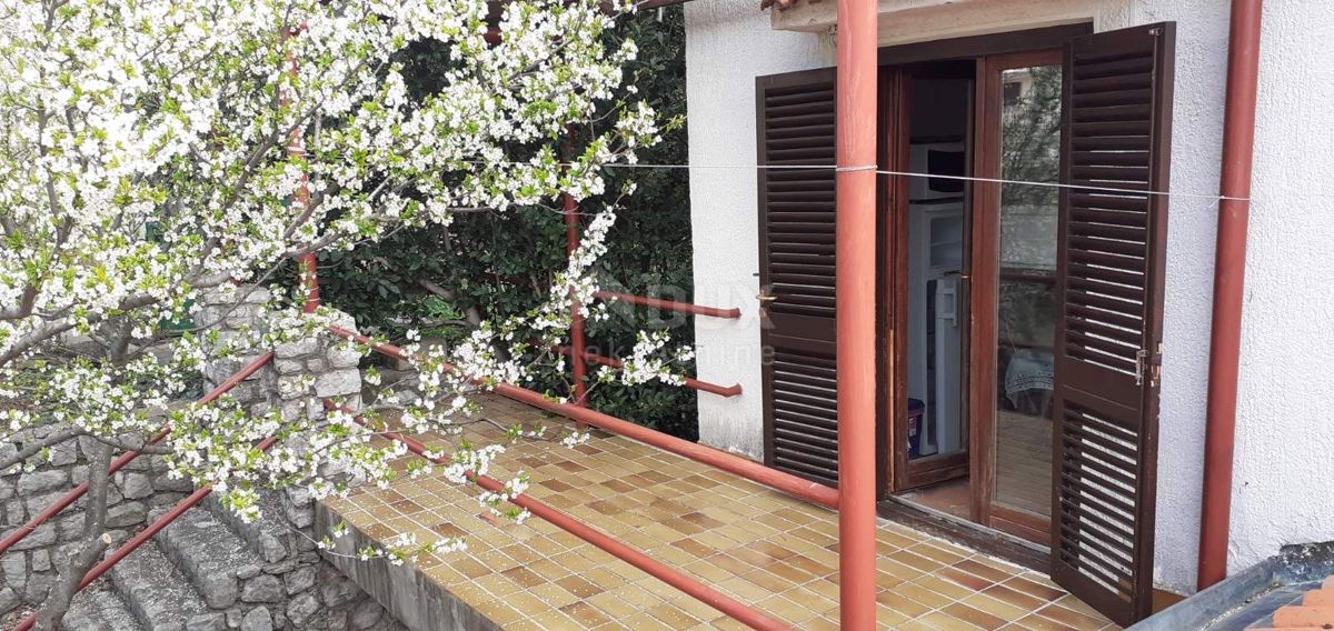 SMOKVICA - casa con 4 appartamenti, seconda fila al mare (50m), garage doppio 