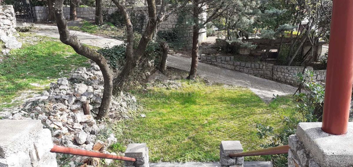 SMOKVICA - casa con 4 appartamenti, seconda fila al mare (50m), garage doppio 