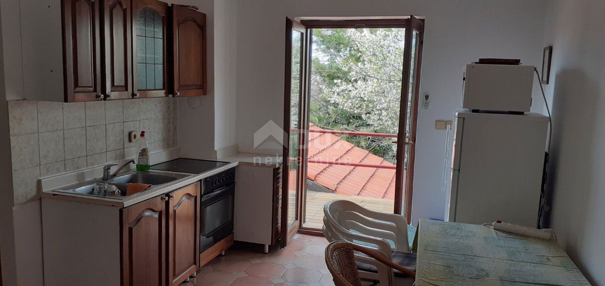 SMOKVICA - casa con 4 appartamenti, seconda fila al mare (50m), garage doppio 