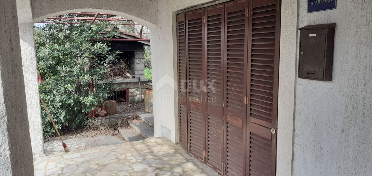 SMOKVICA - casa con 4 appartamenti, seconda fila al mare (50m), garage doppio 