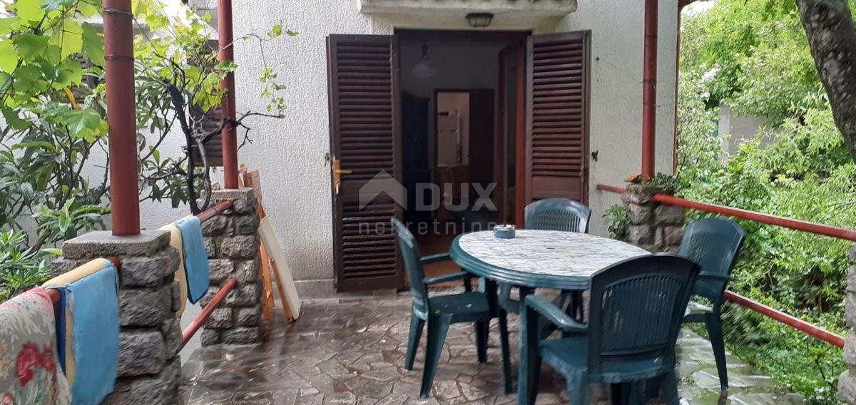 SMOKVICA - casa con 4 appartamenti, seconda fila al mare (50m), garage doppio 