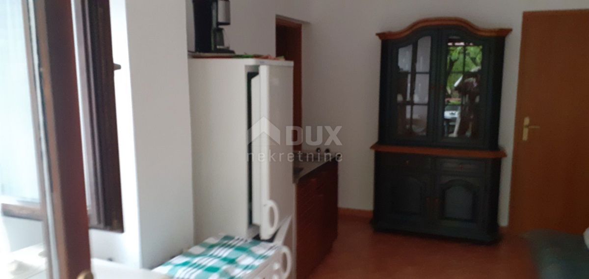 SMOKVICA - casa con 4 appartamenti, seconda fila al mare (50m), garage doppio 