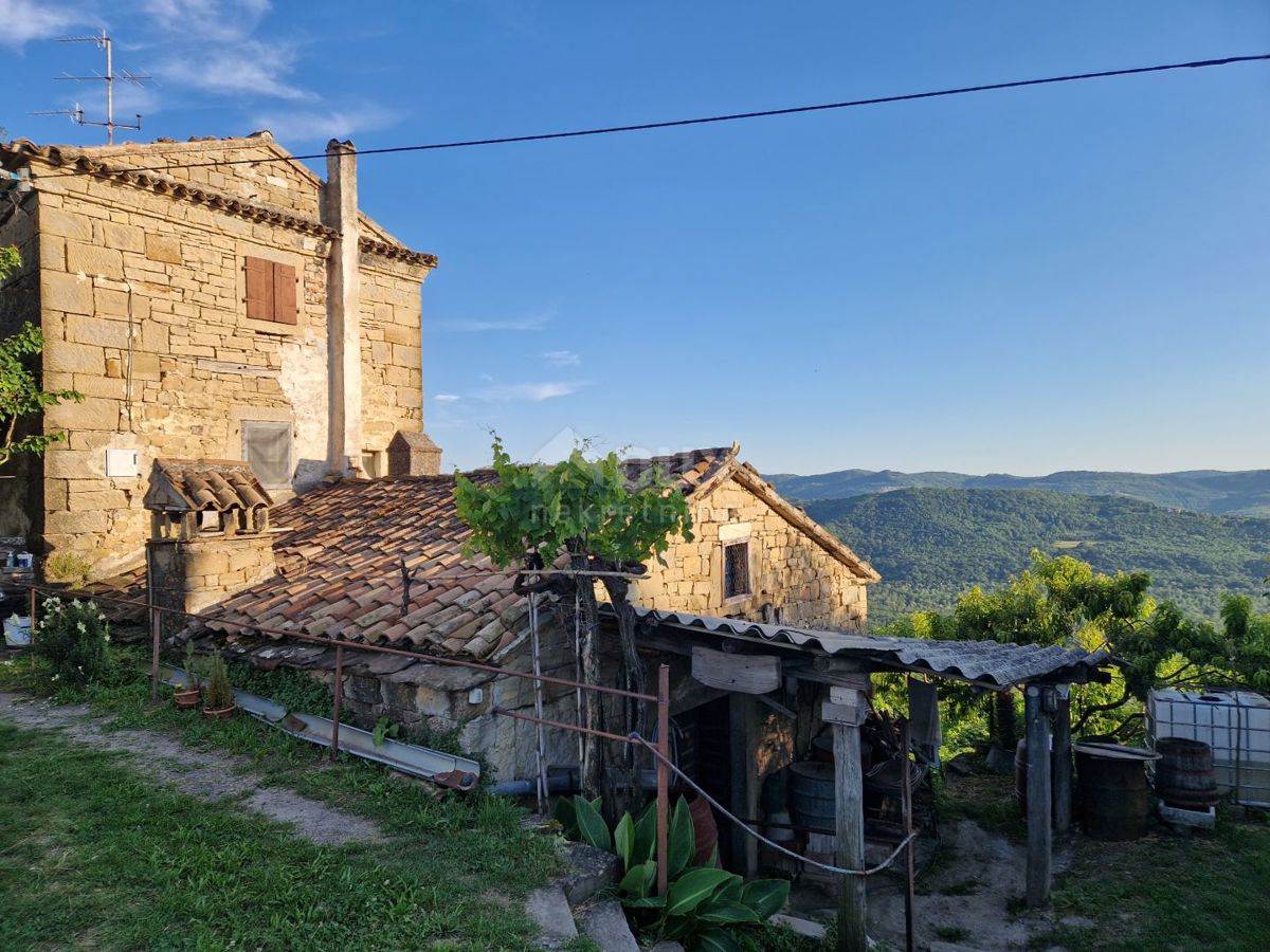 ISTRIA, LIVADE (dintorni) - Antichità in pietra con vista panoramica