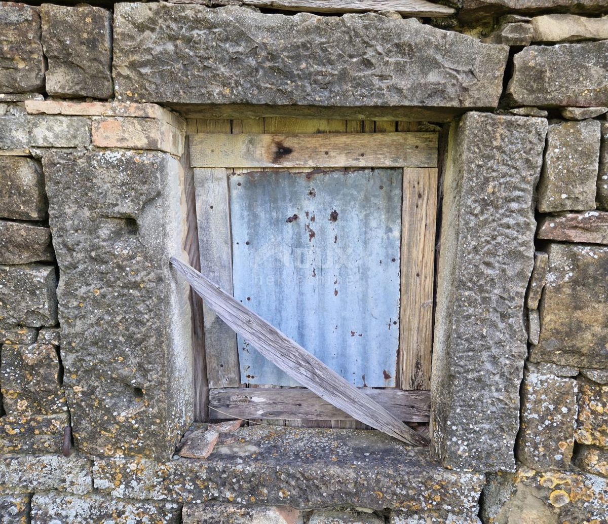ISTRIA, LIVADE (dintorni) - Antichità in pietra con vista panoramica
