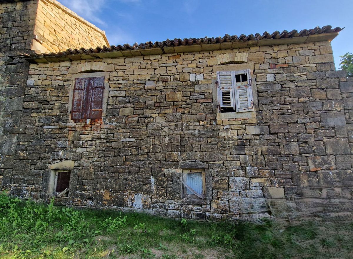 ISTRIA, LIVADE (dintorni) - Antichità in pietra con vista panoramica
