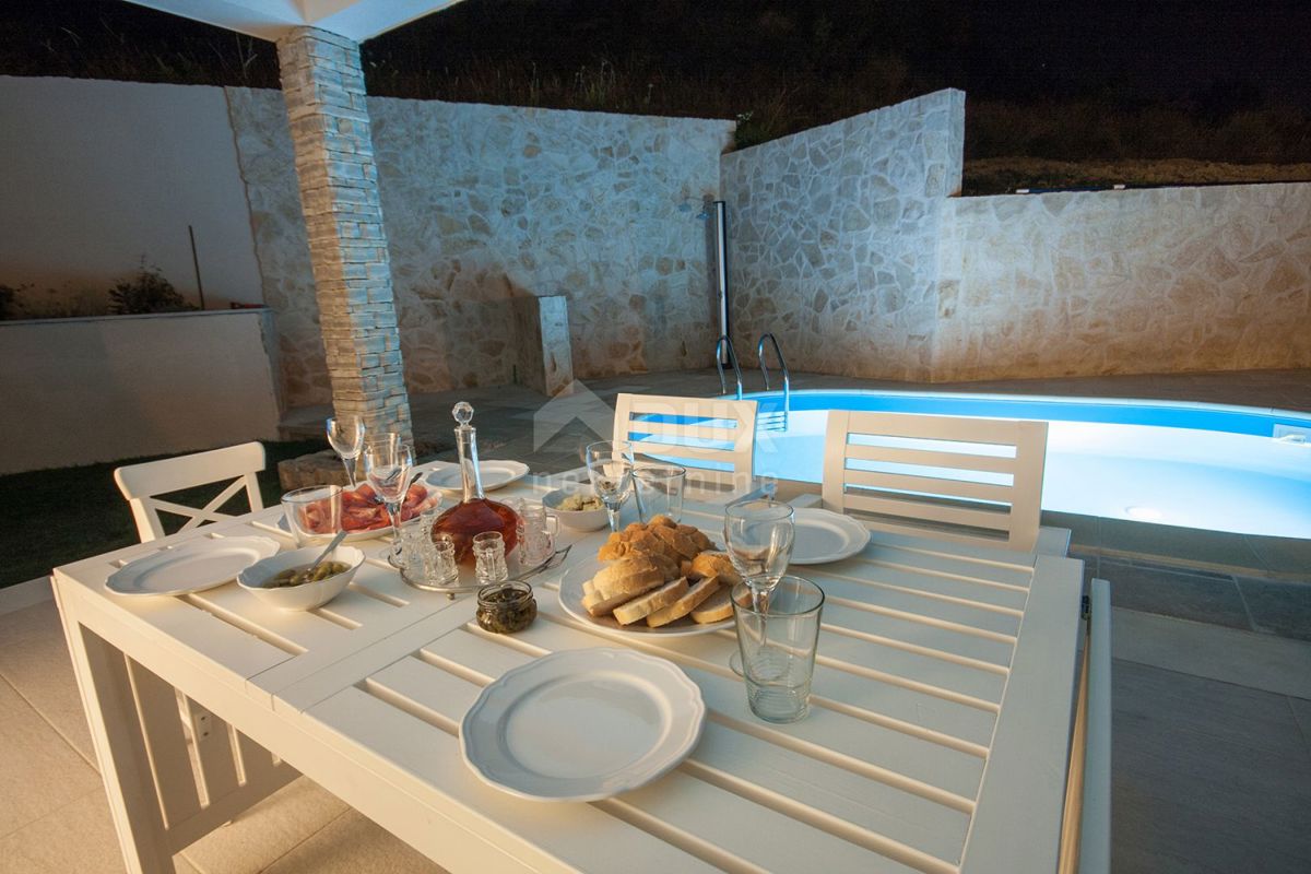 ISOLA DI KRK, BAŠKA - Bella casa bifamiliare con parziale vista mare in una posizione fantastica